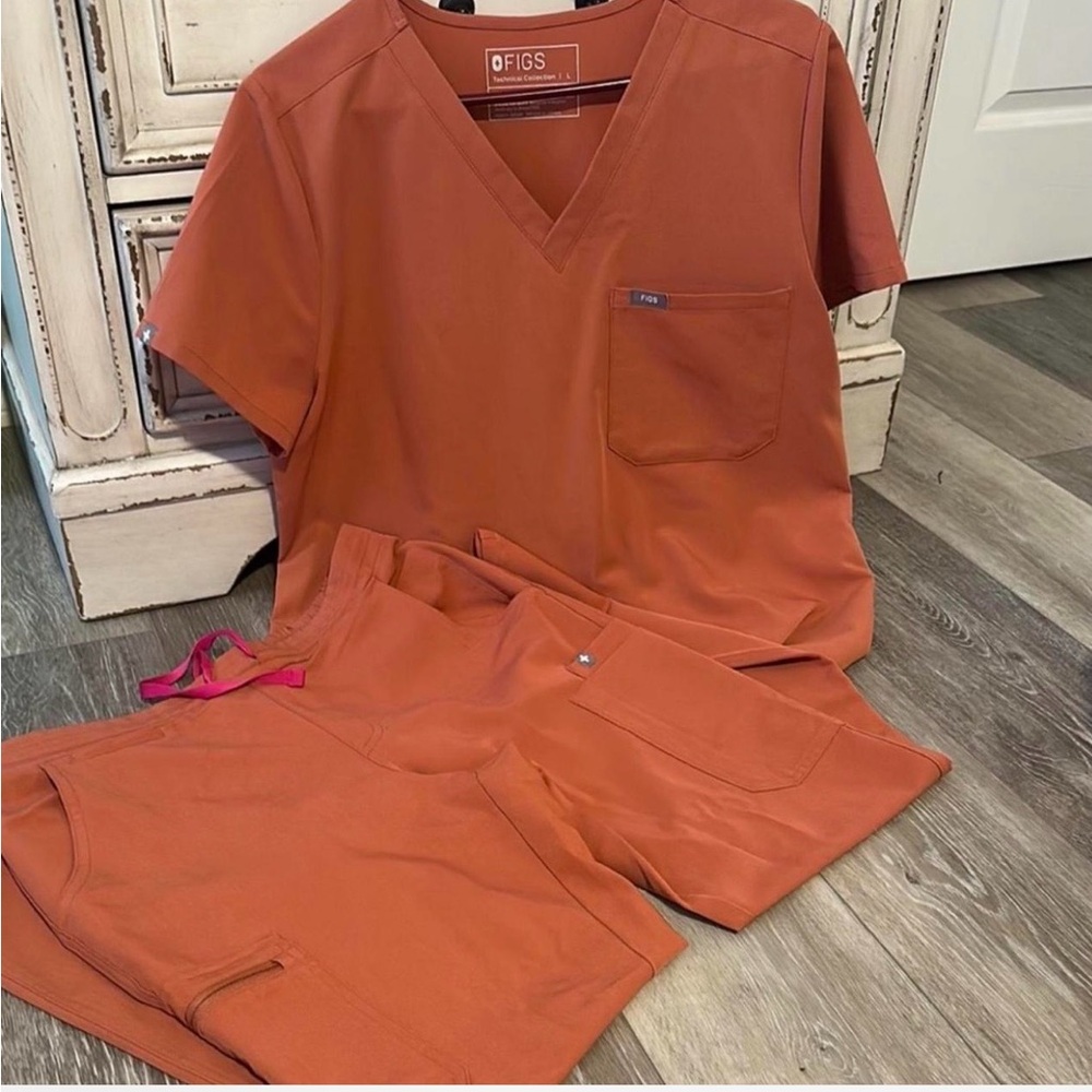 Figs Orange Scrub Set